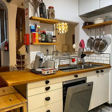 Charming Family In Graca *